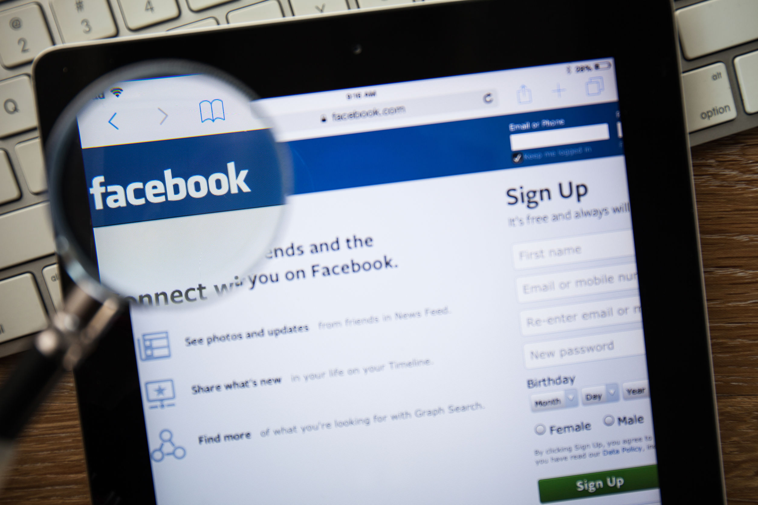 Facebook va notifica luni utilizatorii ai căror date ar fi putut fi accesate de Cambridge Analytica