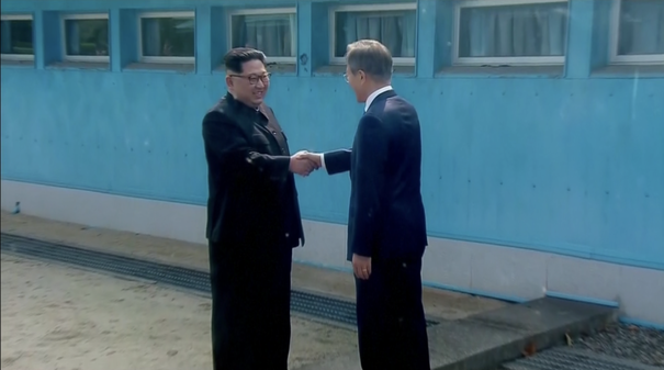 Moment ISTORIC: Kim Jong-un, primul lider nord-coreean traversează linia de demarcaţie dintre cele două Corei. "O nouă eră a păcii începe acum"