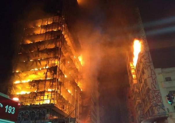 O clădire cuprinsă de flăcări s-a prăbuşit la Sao Paulo: O persoană a murit, iar alte trei sunt date dispărute