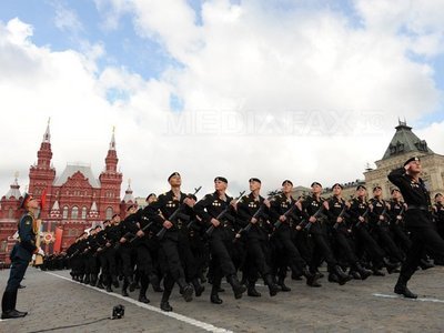 Rusia celebrează Ziua Victoriei printr-o paradă organizată în Piaţa Roşie din Moscova