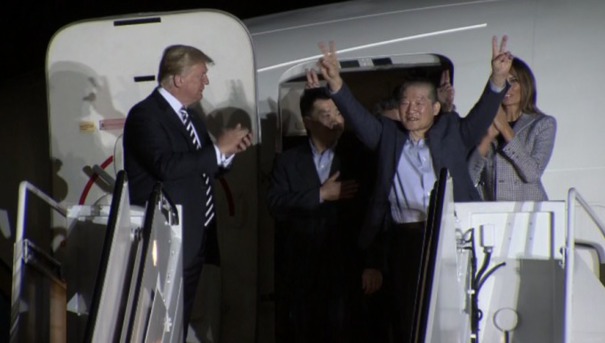 Cei trei prizonieri americani au fost eliberaţi din Coreea de Nord. Surpriza de proporţii pe care au avut-o când au coborât din avion 