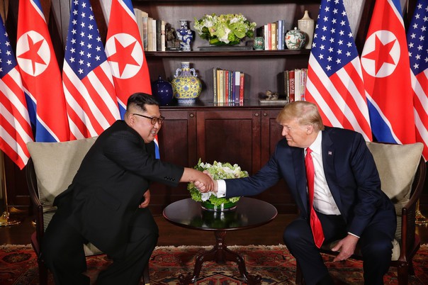 Moment istoric: Preşedintele american Donald Trump şi Kim Jong-un au dat mâna în Singapore. Drumul spre linişte încă este abia la început: liderul nord-coreean nu a răspuns când a fost întrebat dacă Phenianul va renunţa la armele nucleare