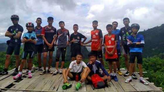 Şase dintre cei 13 sportivi blocaţi într-o peşteră din Thailanda au fost scoşi la suprafaţă
