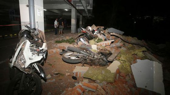 Pagube imense după cutremurul devastator din insula Lombok din Indonezia: Bilanţul a ajuns la 347 de morţi şi peste 1.400 de răniţi. Mii de clădiri au fost distruse 