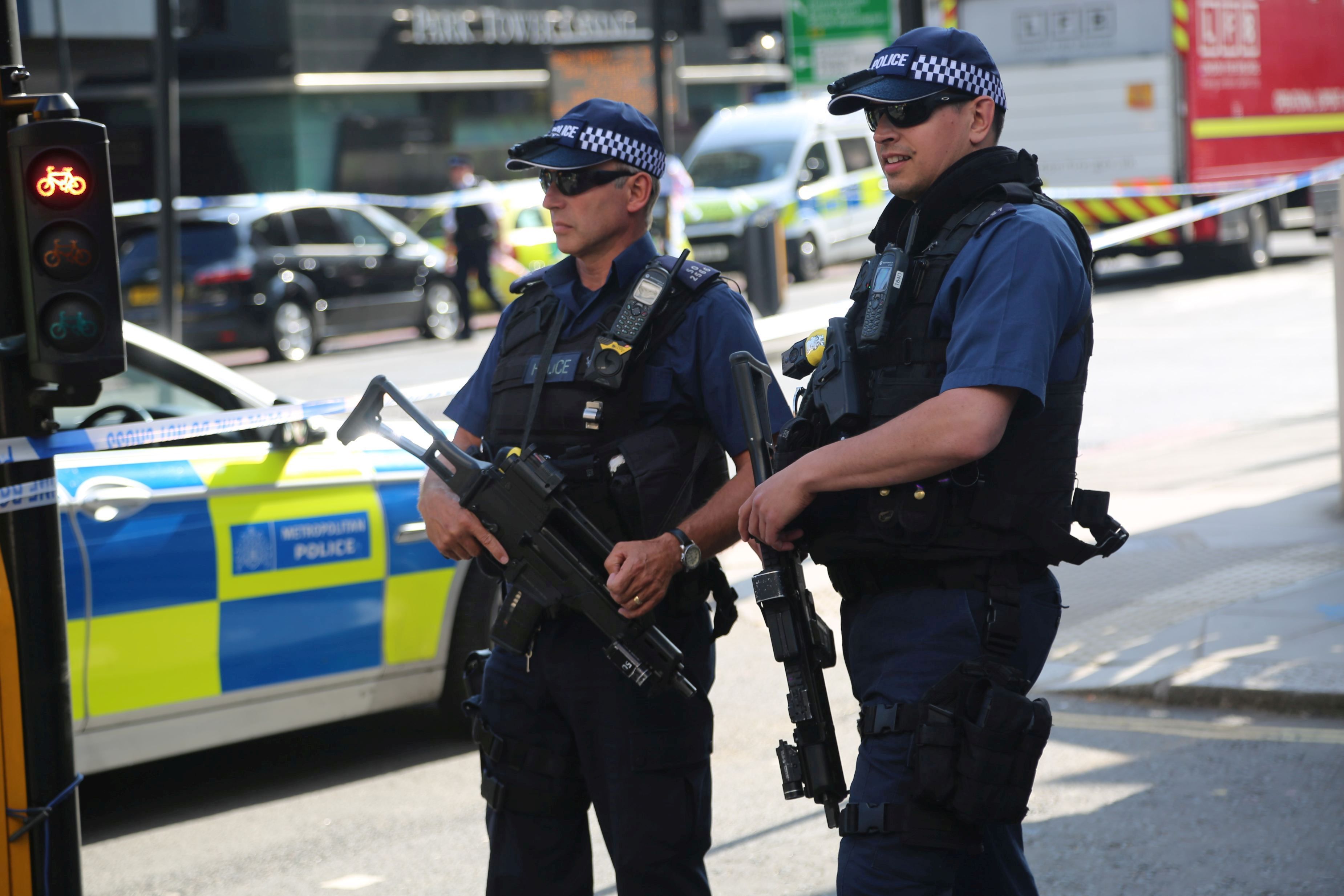 Posibil atac în Londra: Două persoane au fost grav rănite după ce un vehicul a lovit mai mulţi pietoni în faţa unei moschei 