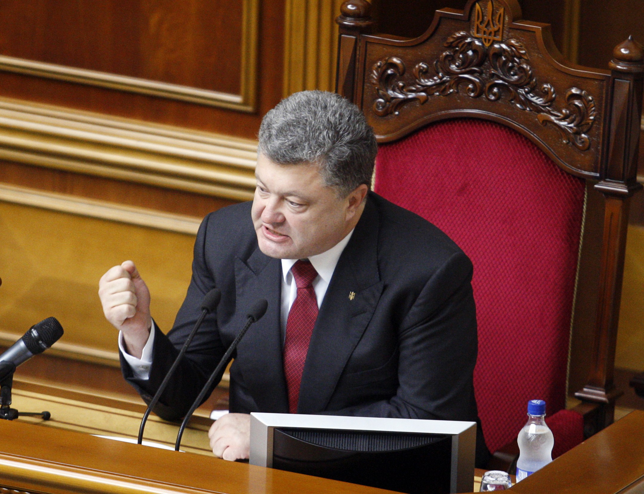Ucraina ia atitudine. Preşedintele ucrainean Petro Poroşenko vrea restricţii pentru cetăţenii ruşi: "Putin îşi doreşte vechiul imperiu rus”