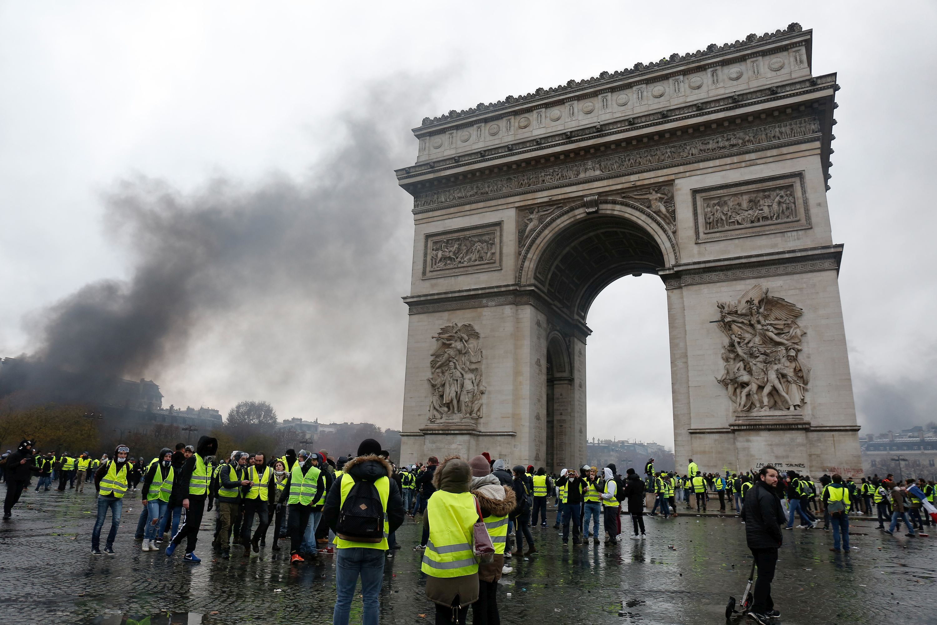Mişcarea „Vestele galbene” protestează pentru al zecelea weekend consecutiv în Franţa