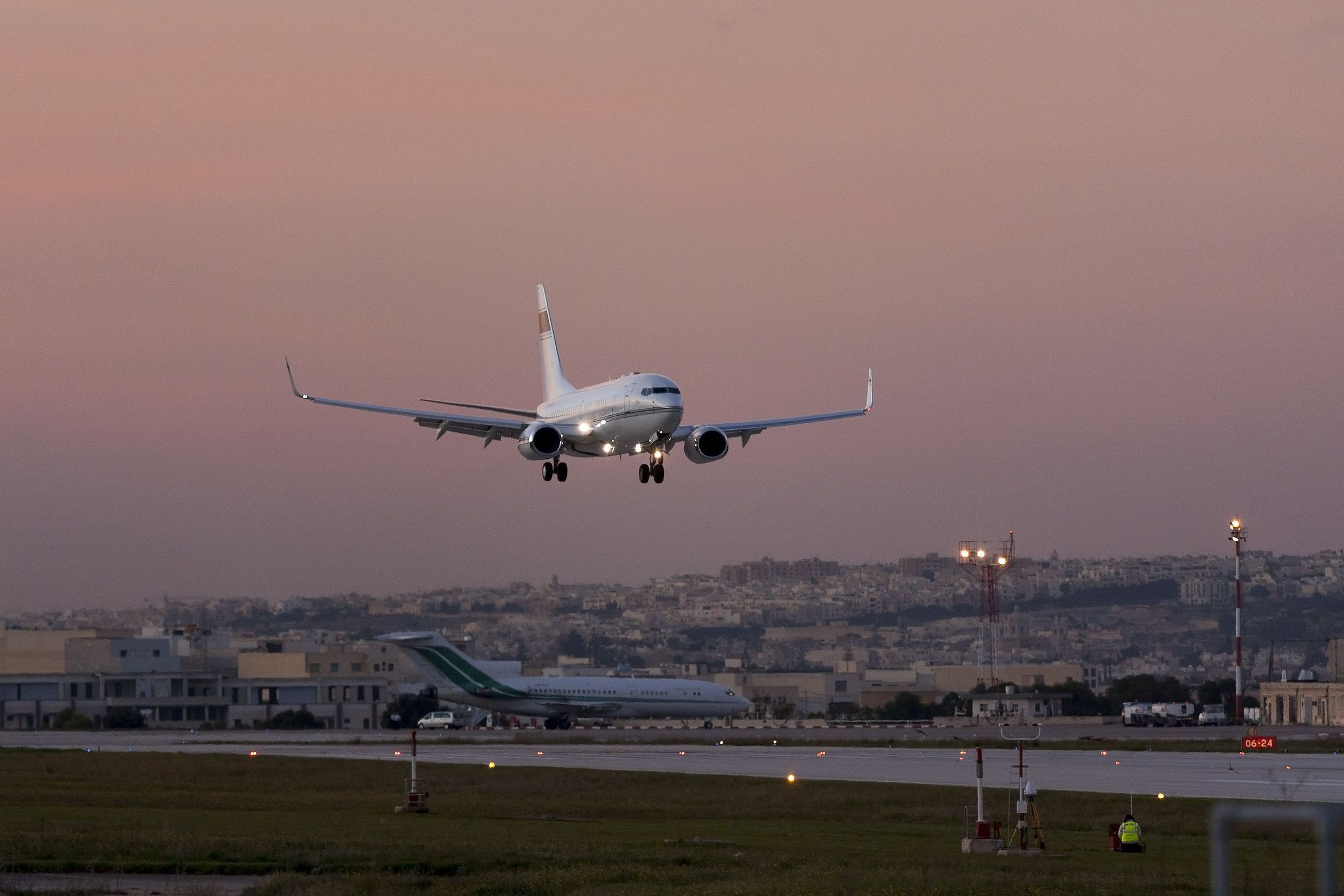 Mai multe companii aeriene suspendă zborurile cu Boeing 737 Max 8, după ce un avion al companiei Ethiopian Airlines s-a prăbuşit cu 149 de pasageri la bord 