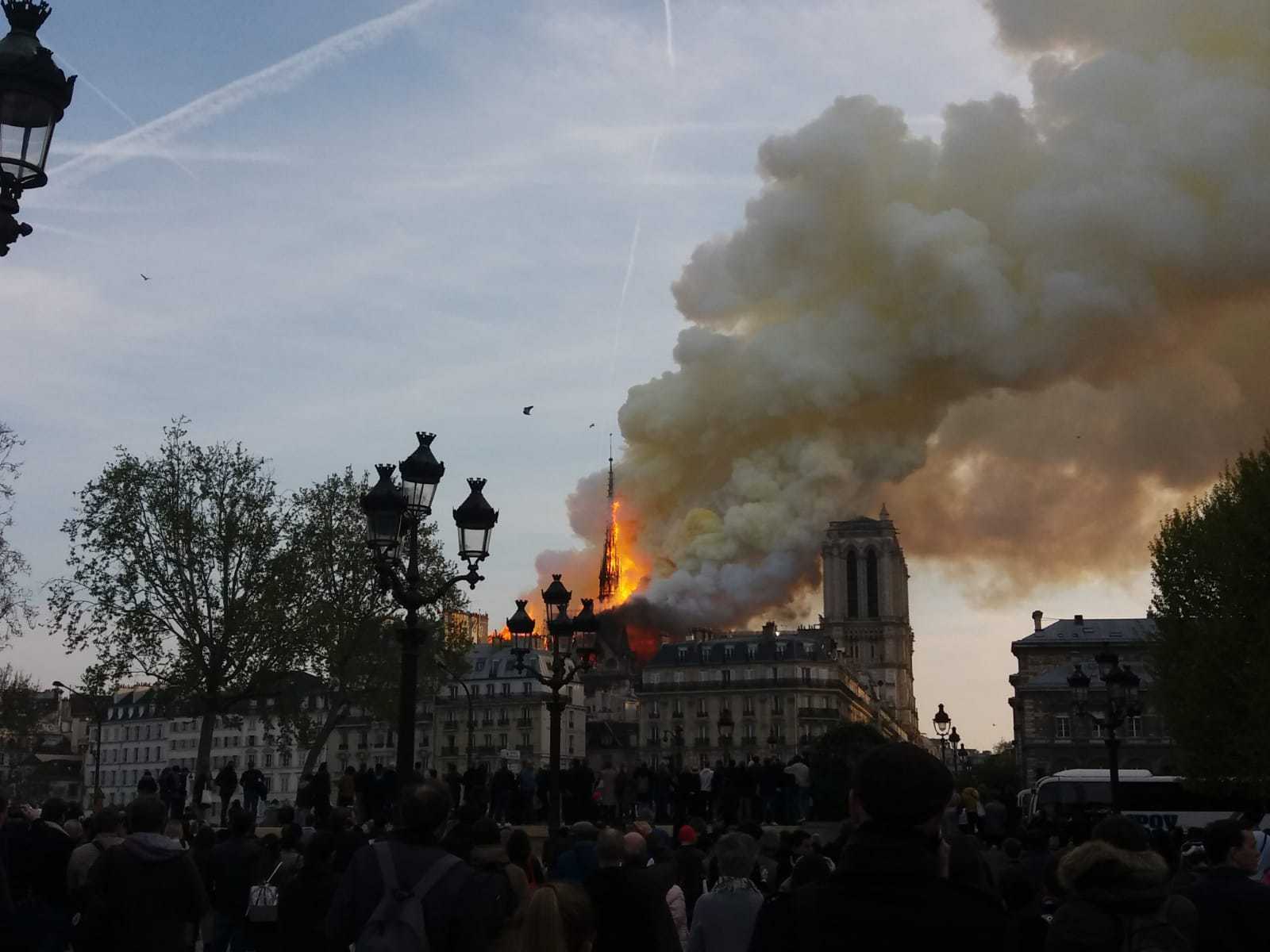 ULTIMĂ ORĂ: Incendiu puternic la Notre-Dame. Catedrala simbol a Parisului este mistuită de flăcări. Reportaj ZF de la faţa locului. Galerie FOTO, VIDEO. 