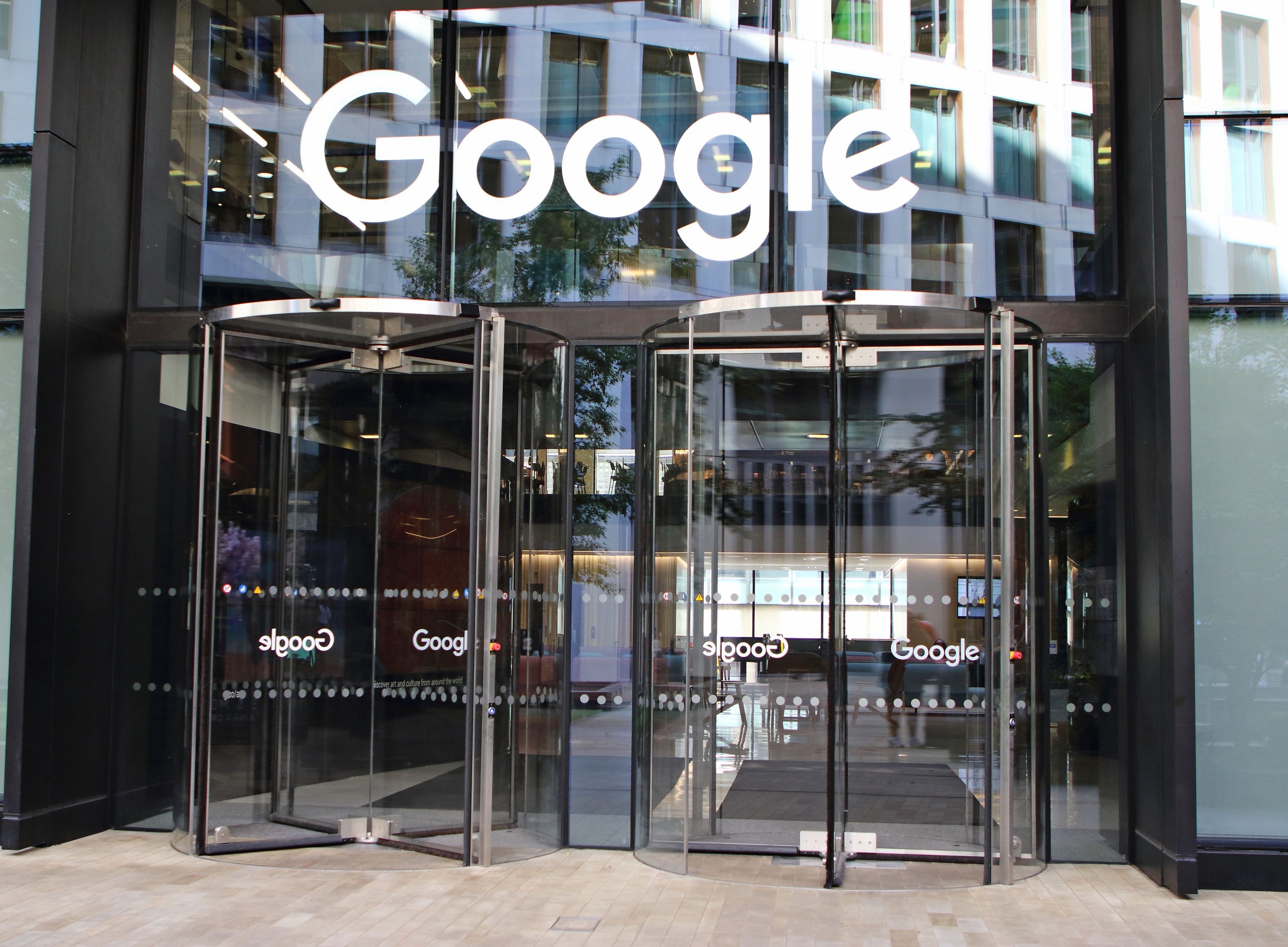 Gigantul Google este luat în vizor de 50 de state americane, care anchetează poziţia dominantă a companiei pe piaţa publicităţii