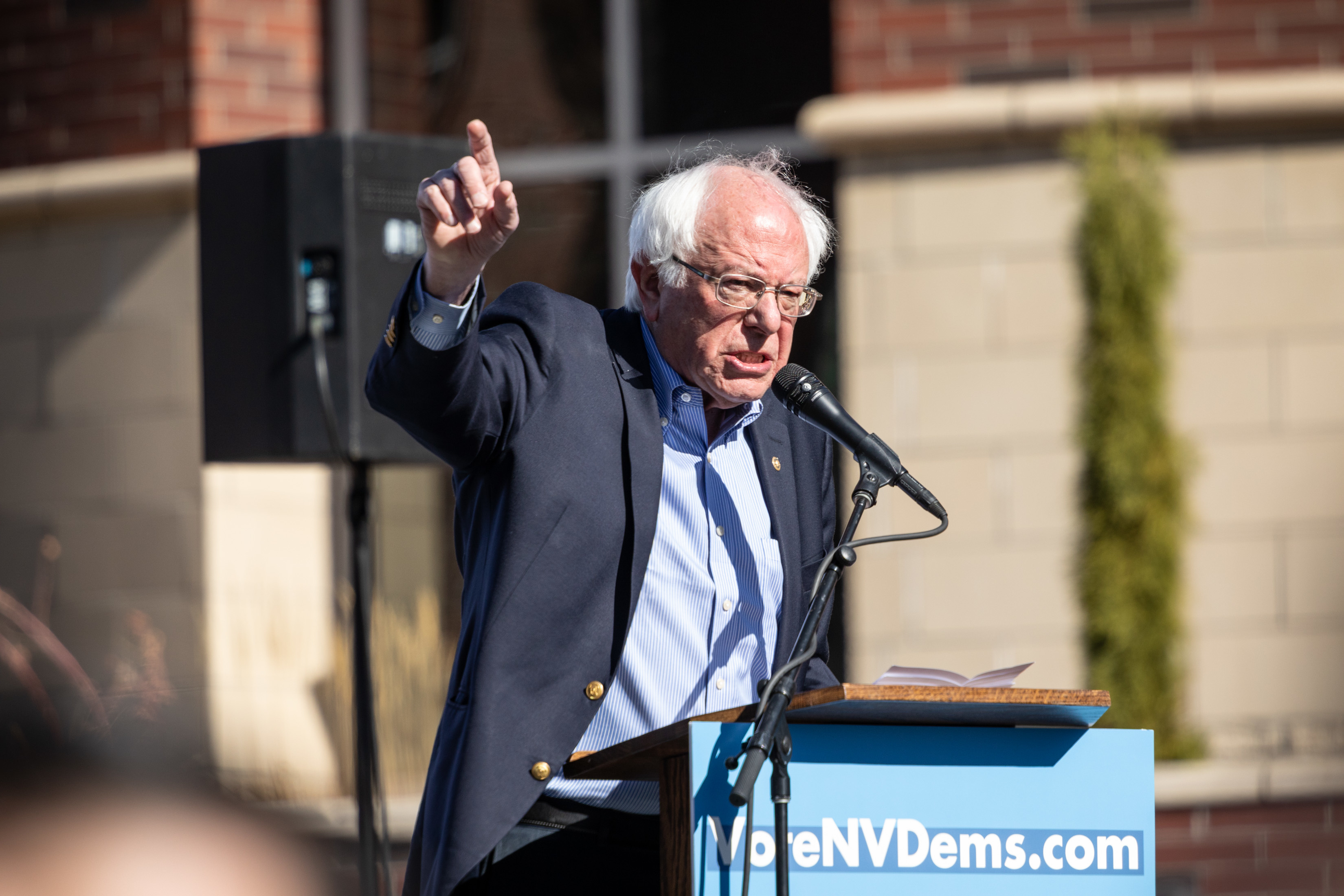 Lovitură de teatru în SUA: Bernie Sanders a anunţat că îşi suspendă campania după ce a fost internat în spital