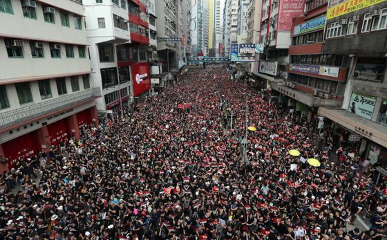 Protestatarii din Hong Kong au atacat sediul agenţiei naţionale de ştiri a Chinei