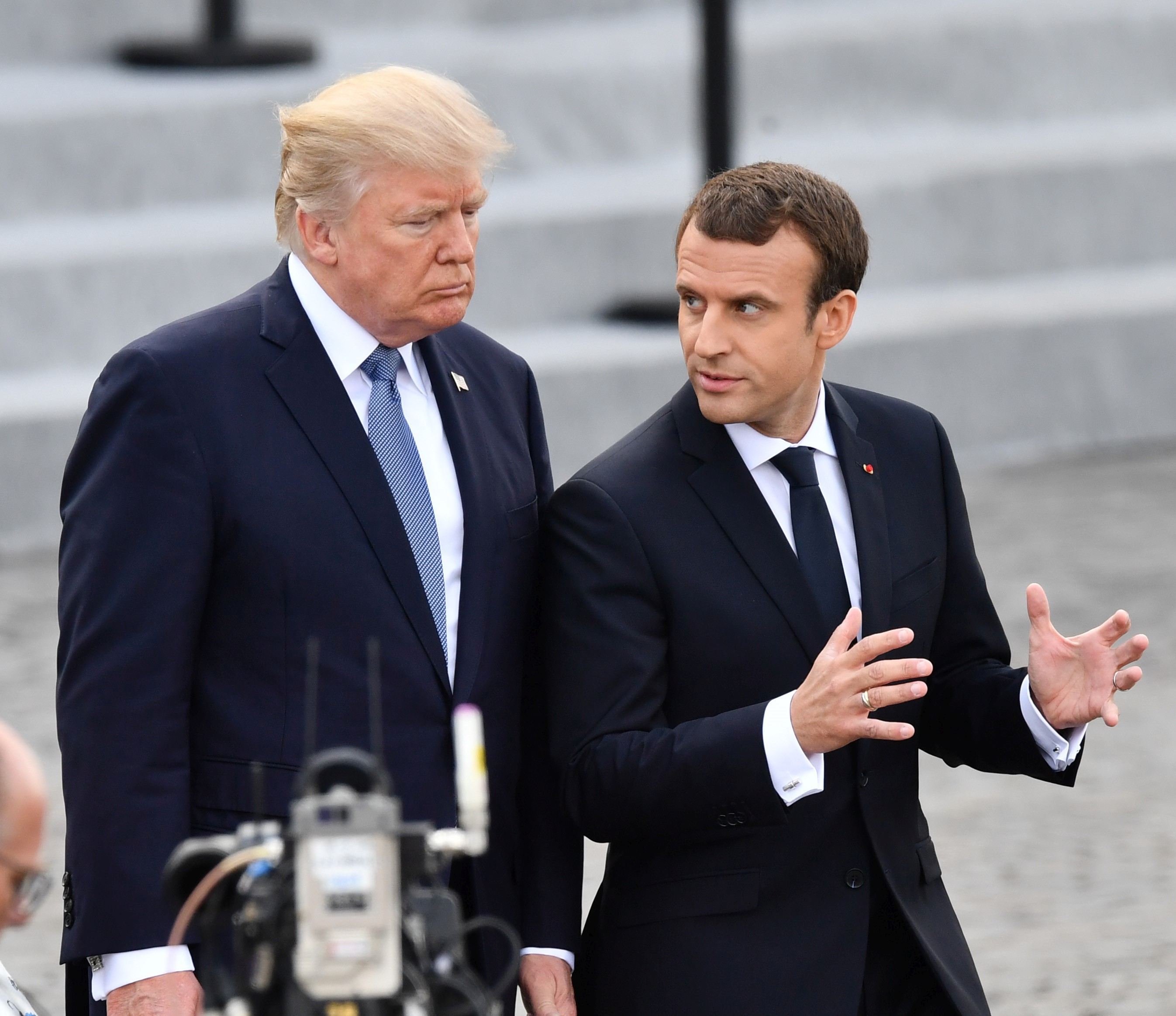 Ce au discutat preşedintele SUA şi preşedintele Franţei la summitul NATO: Trump a avut o discuţie în contradictoriu cu Macron, privind lupta împotriva grupării teroriste Stat Islamic