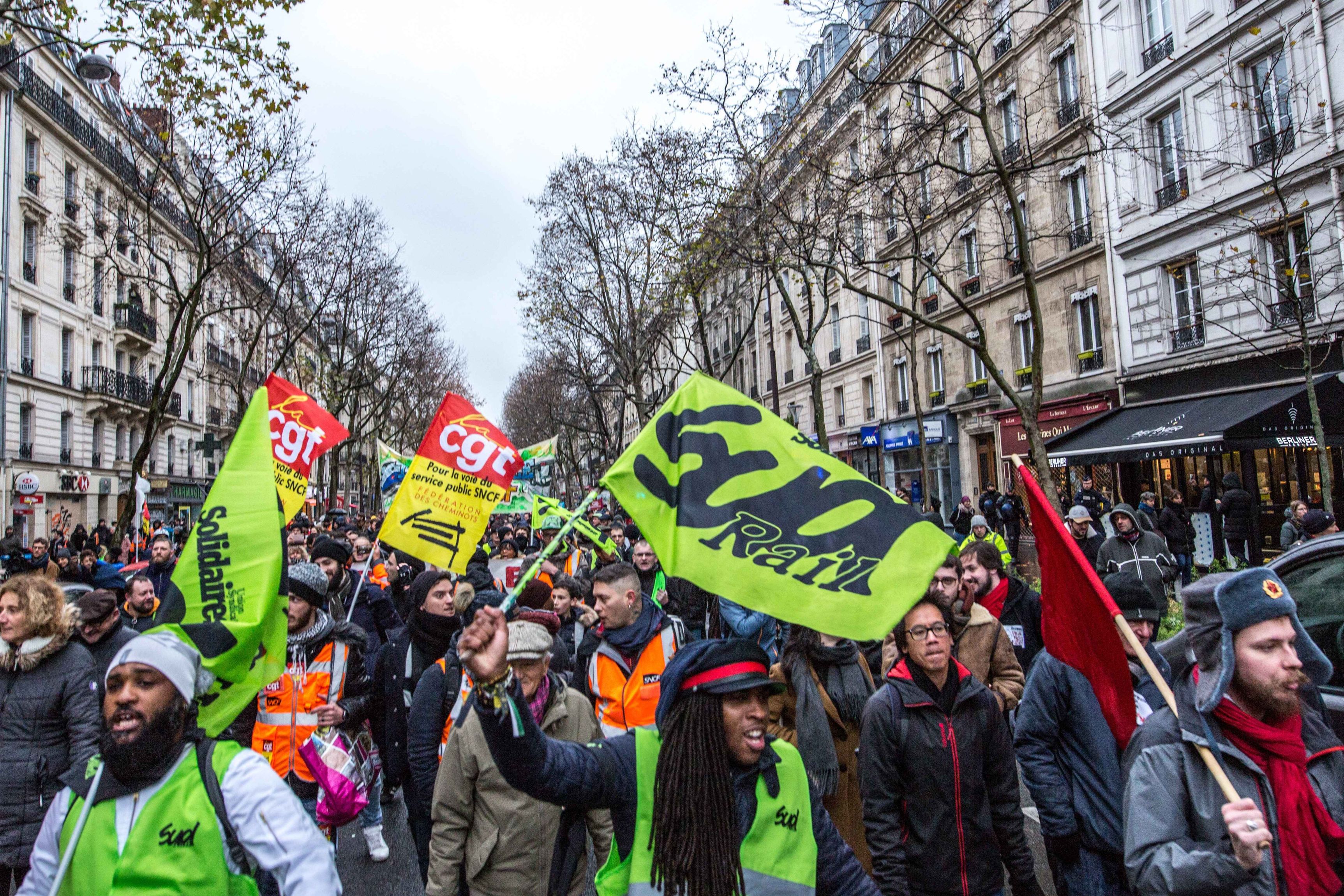 Franţa, paralizată de noi proteste. „Dacă sistemul propus în prezent va trece în modul în care este prevăzut, va fi o catastrofă socială". Poliţia din Paris a intervenit cu gaze lacrimogene