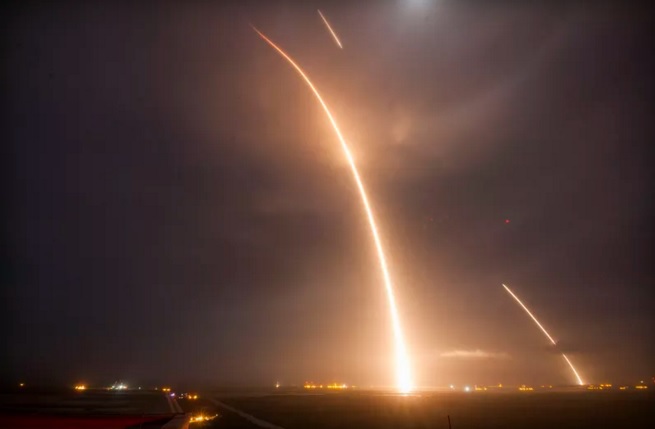 Cursa pentru internet nelimitat continuă: SpaceX a mai lansat alţi 60 de sateliţi