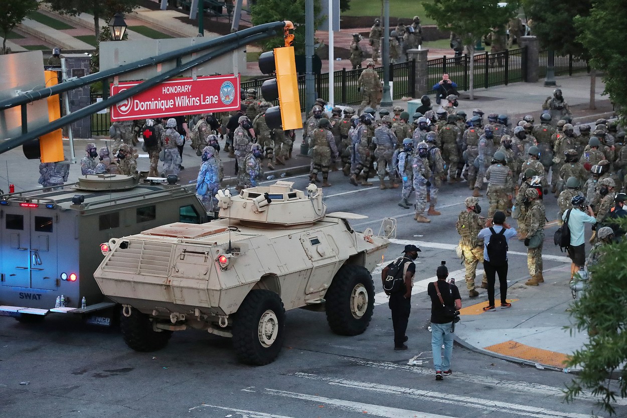 Trump spune că va folosi armata pentru a pune capăt protestelor. ”Trimit mii şi mii de soldaţi puternic înarmaţi” 