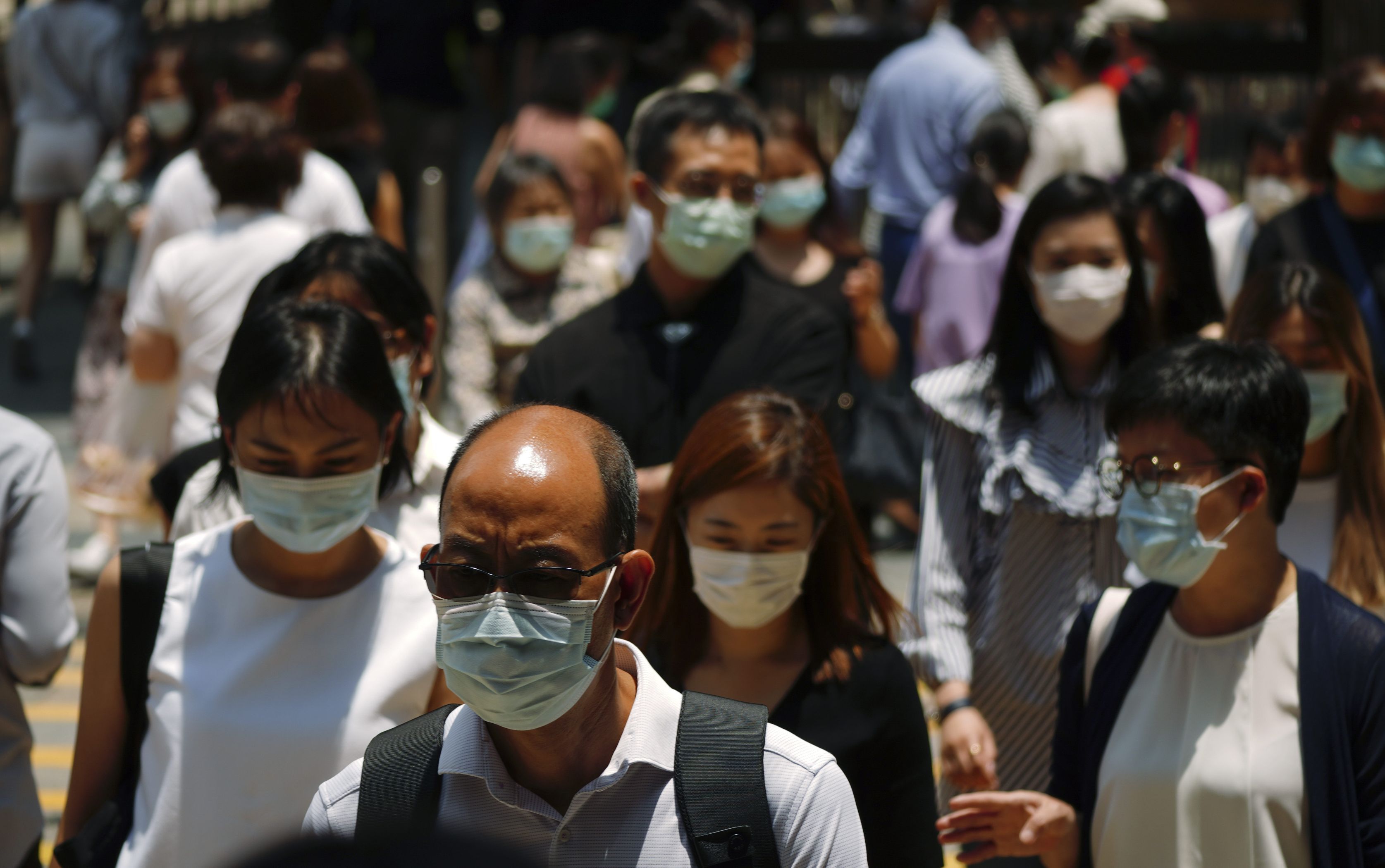 Chinezii au uitat de pandemie: Petrecere cu mii de oameni într-un parc acvatic din Wuhan, epicentrul coronavirusului