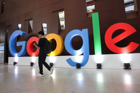 Google face un pas înainte în învăţământ: Gigantul de pe Silicon Valley îşi construieşte propria Universitate unde studenţii vor putea să-şi ia licenţa în doar şase luni. Cursurile nu vor costa mai mult de 300 de dolari