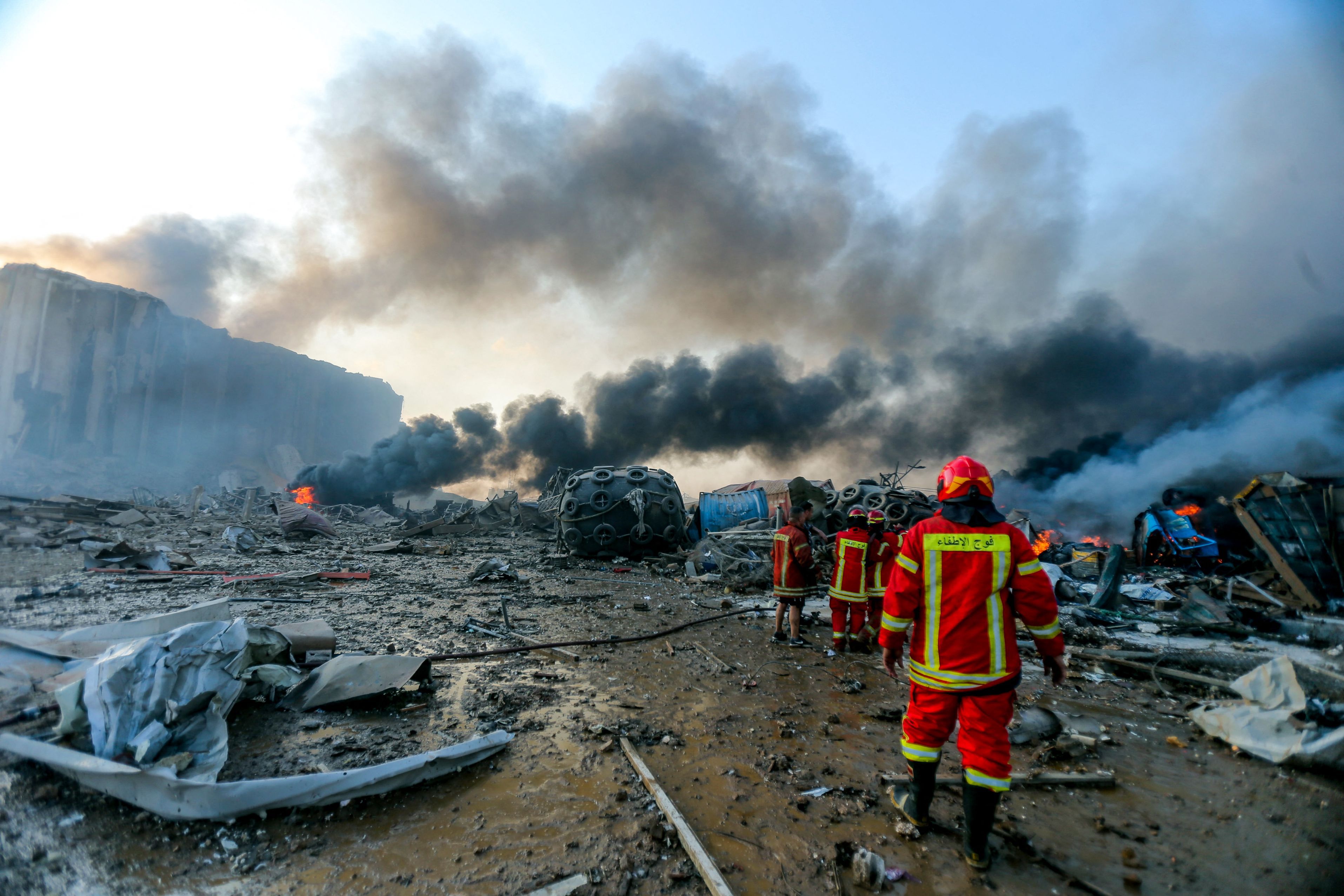 Tragedia din Beirut nu se termină: Un incendiu violent s-a produs în portul care a fost distrus de explozia uriaşă în urmă cu o lună