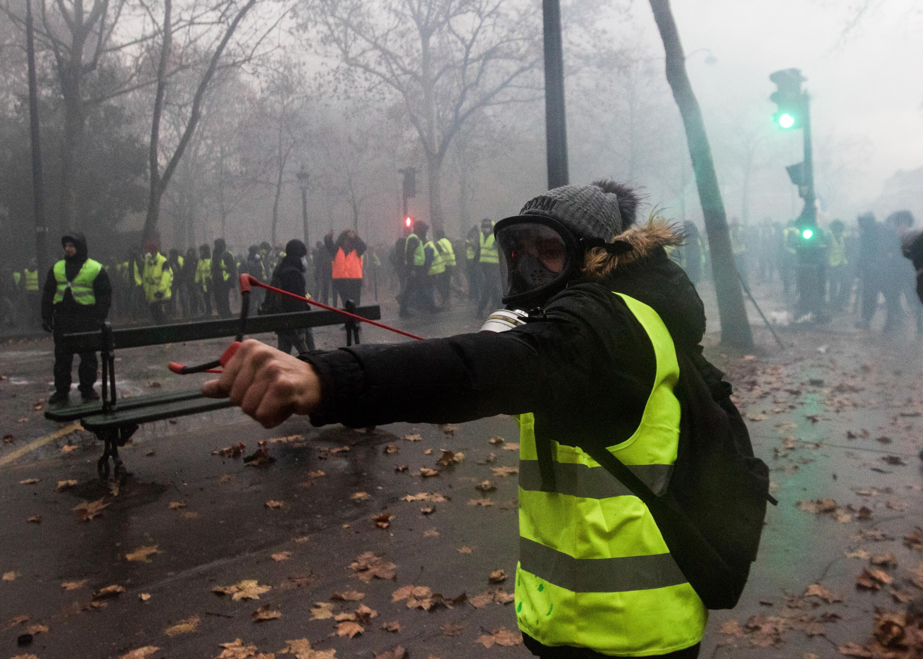 Nou protest al „Vestelor galbene”: se cere demisia lui Macron. 250 de manifestanţi au fost arestaţi