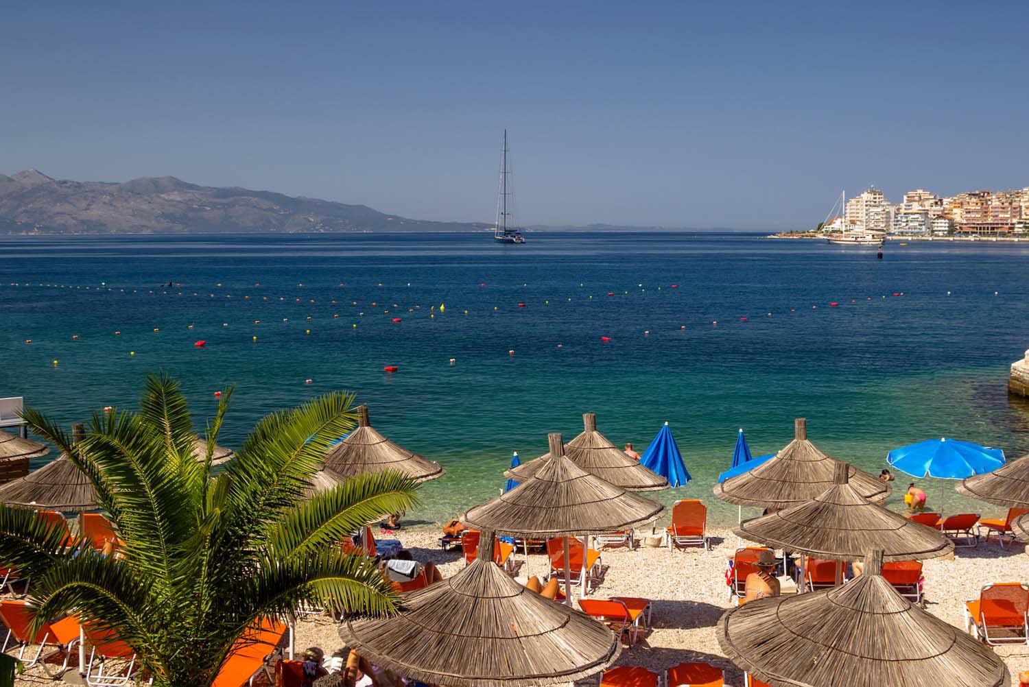 Grecia a redeschis plajele private 