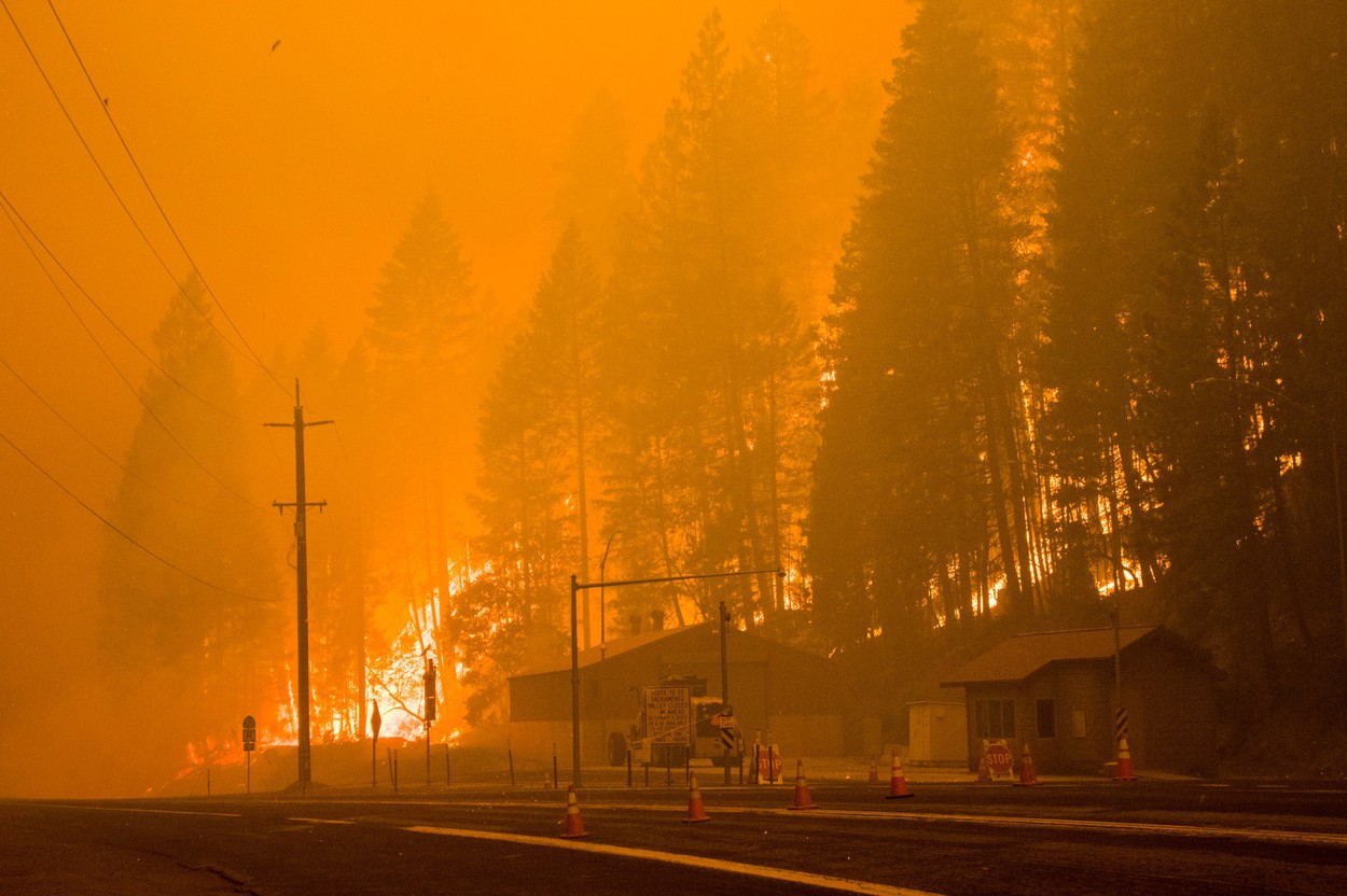 Incendiile din California continuă să facă ravagii. Un oraş istoric a ars din temelii
