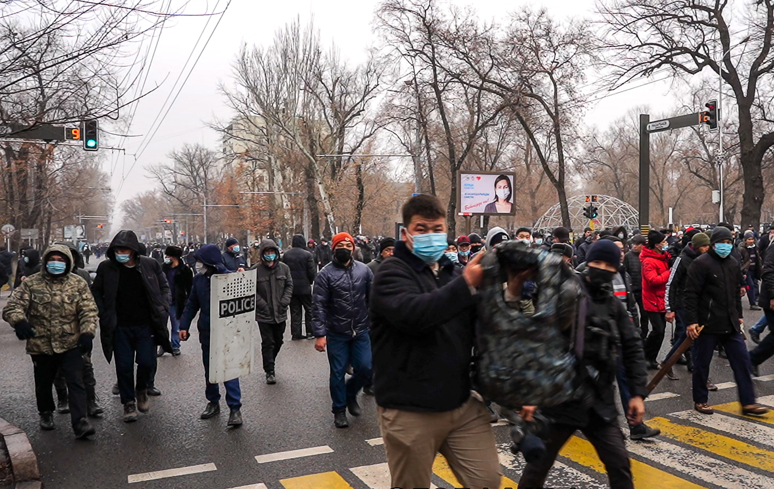 Revoltă în Kazahstan. Protestatarii au dărâmat statuia fostului preşedinte Nazerbayev