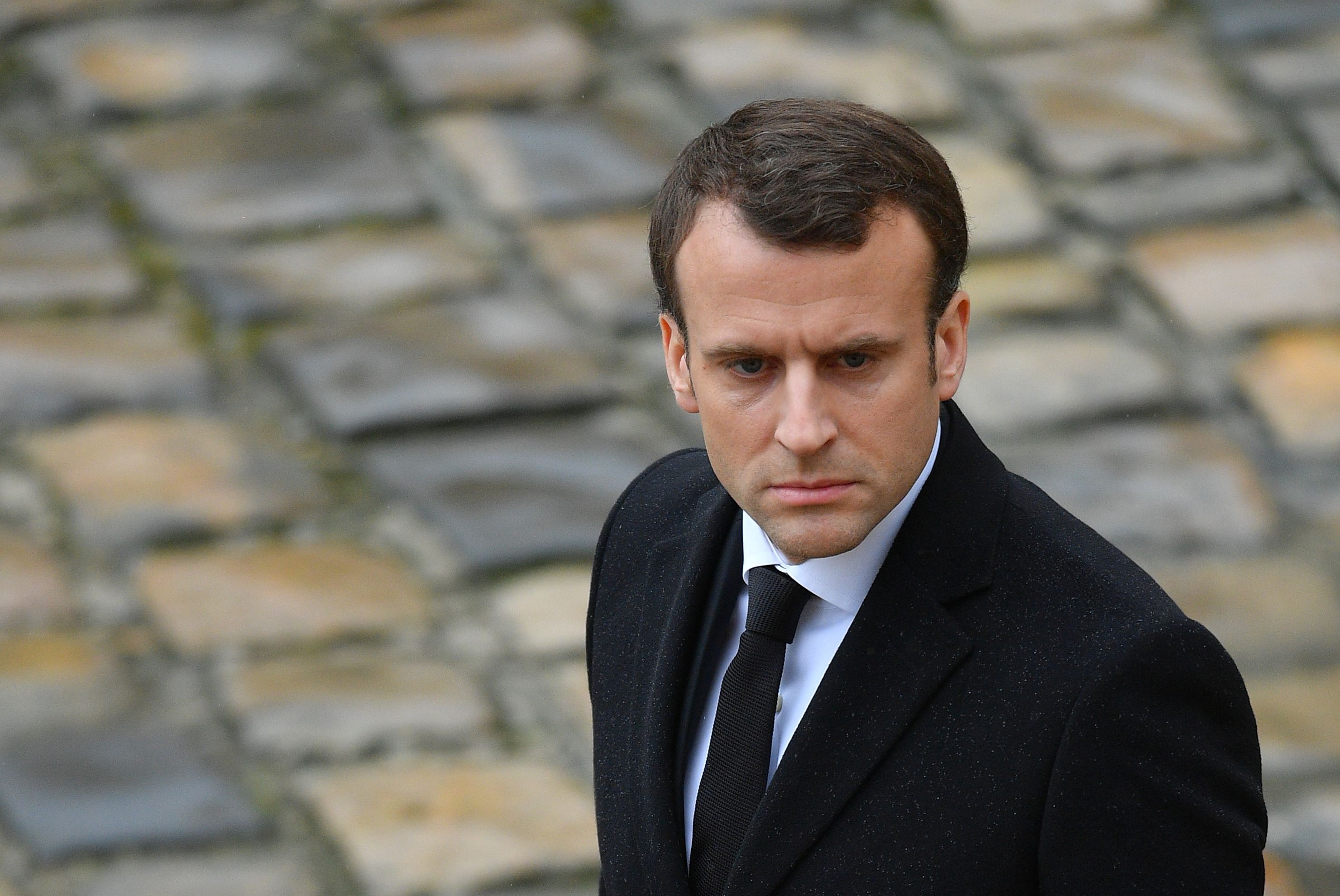 Emmanuel Macron se clasează pe primul loc în scrutinul prezidenţial din Franţa - sondaje