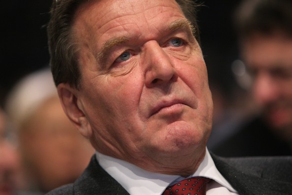 Fostul cancelar german Schroeder dă în judecată Bundestagul pentru a-şi recăpăta privilegiile. El nu mai are voie să ocupe o funcţie finanţată din banii publici