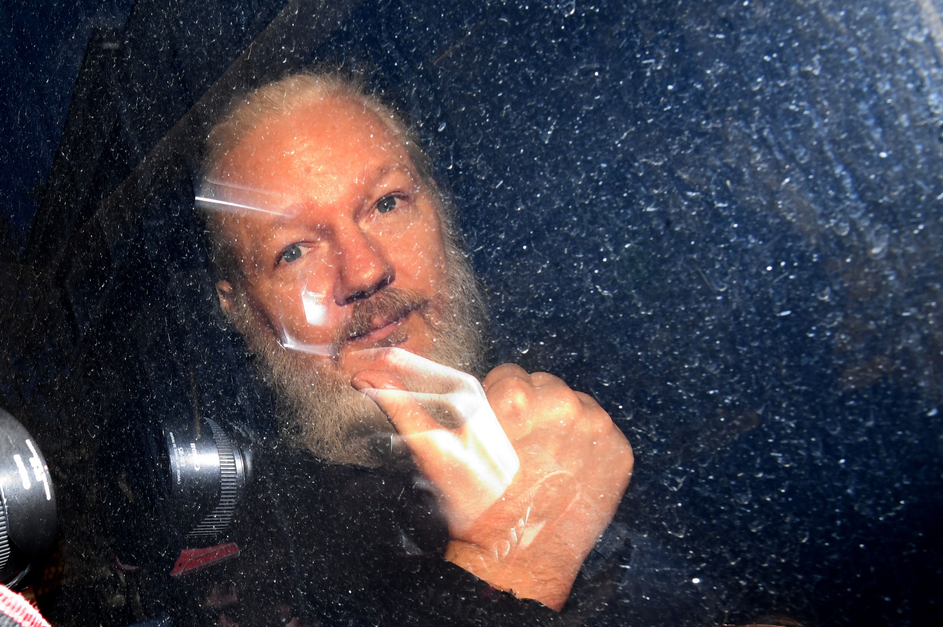 Susţinătorii lui Julian Assange au format un lanţ uman în faţa parlamentului britanic