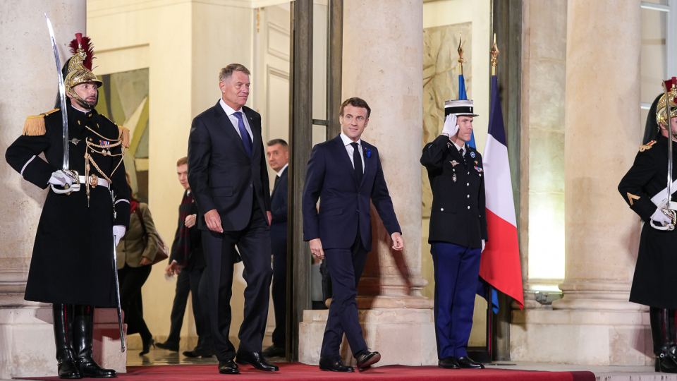 Preşedintele Iohannis s-a întâlnit cu Macron la Palatul Élysée să discute despre aderarea României la Spaţiul Schengen. ”Franţa este şi aici alături de noi, prezenţa militară consistentă a trupelor franceze în România contribuie semnificativ la întărirea Flancului Estic al NATO” 