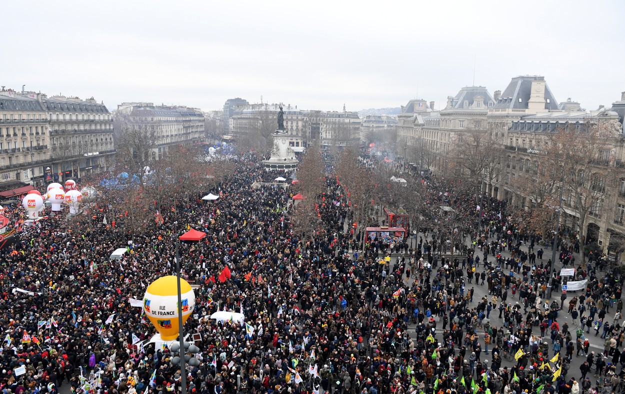 Franţa e în clocot: Sute de mii de oameni au intrat în grevă şi au ieşit să protesteze în stradă din cauza reformei pensiilor şi creşterii vârstei de pensionare propuse de Macron. Întreaga ţară este pur şi simplu paralizată. Liderii de sindicat: Vedem o mobilizare generală masivă. Este mai mult decât am sperat