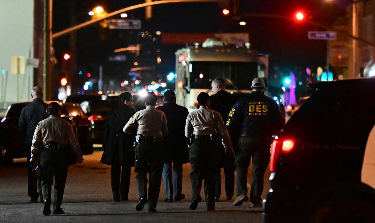 BREAKING: Atentat în California. S-a deschis focul în mulţimea de zeci de mii de persoane. Până acum sunt confirmaţi 10 morţi 