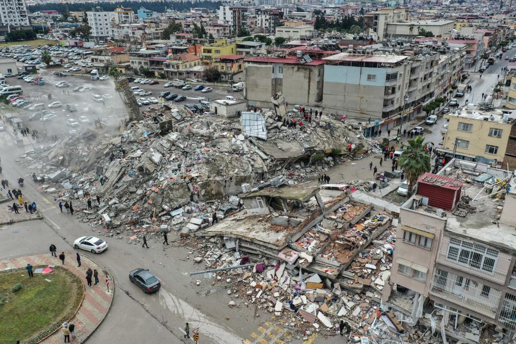 Tragedia după cutremurul din Turcia depăşeşte cele mai negre estimări: Bilanţul seismului depăşeşte 17.000 de morţi 