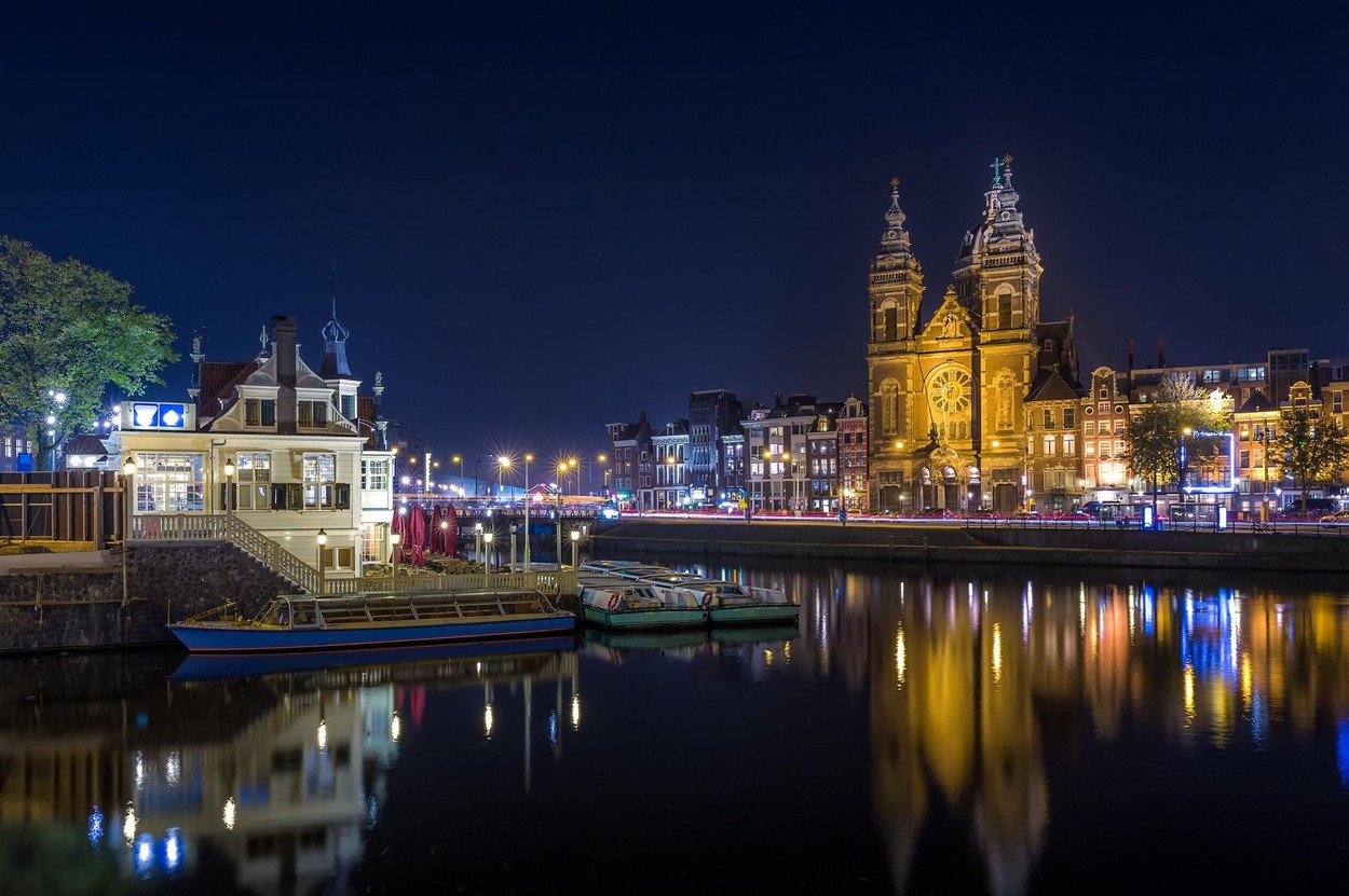 Amsterdam interzice canabisul în Cartierul Roşu
