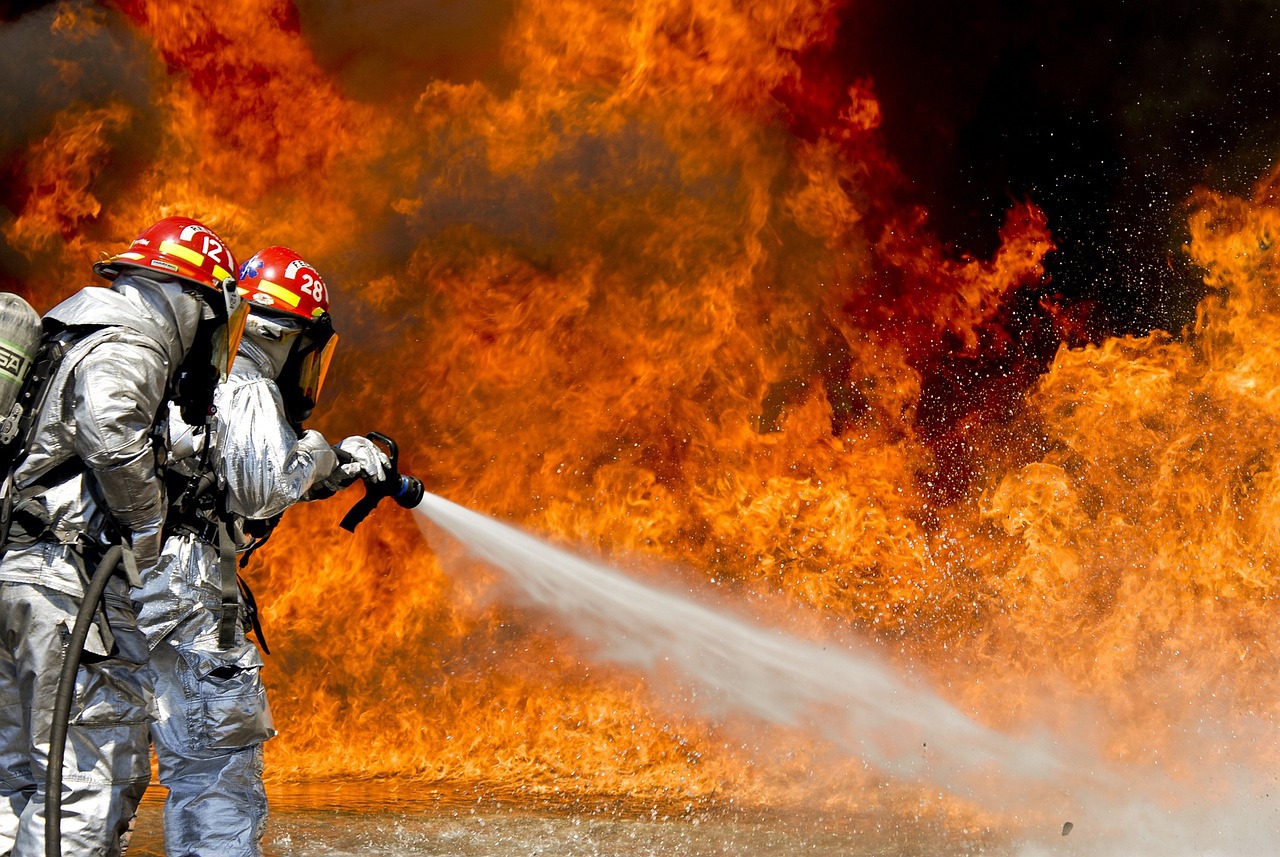 Australia, cuprinsă de un val de căldură. Pompierii se luptă cu incendiile de vegetaţie
