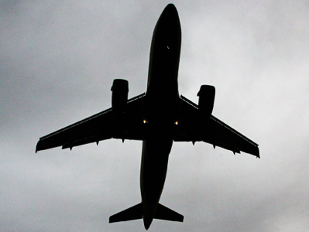 Avion cu turişti britanici, lăsat fără alcool în doar 25 de minute