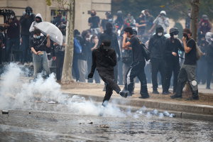 Protestele din Franţa degenerează: Poliţia a folosit gaze lacrimogene împotriva protestatarilor. Până la prânz mai mult de 160 de persoane au fost arestate. Sunt sute de proteste în toată Franţa 