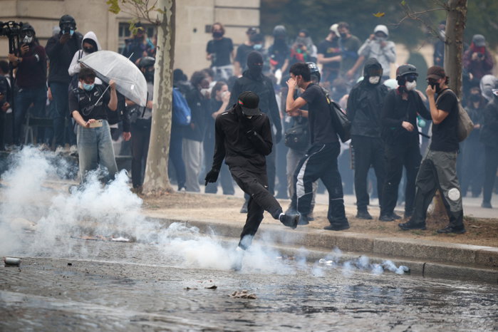 Protestele din Franța degenerează: Poliția a folosit gaze lacrimogene împotriva protestatarilor. Până la prânz mai mult de 160 de persoane au fost arestate. Sunt sute de proteste în toată Franța