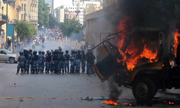 Tensiuni în Albania. Protestatarii au dat foc unor perne în faţa sediului premierului Edi Rama