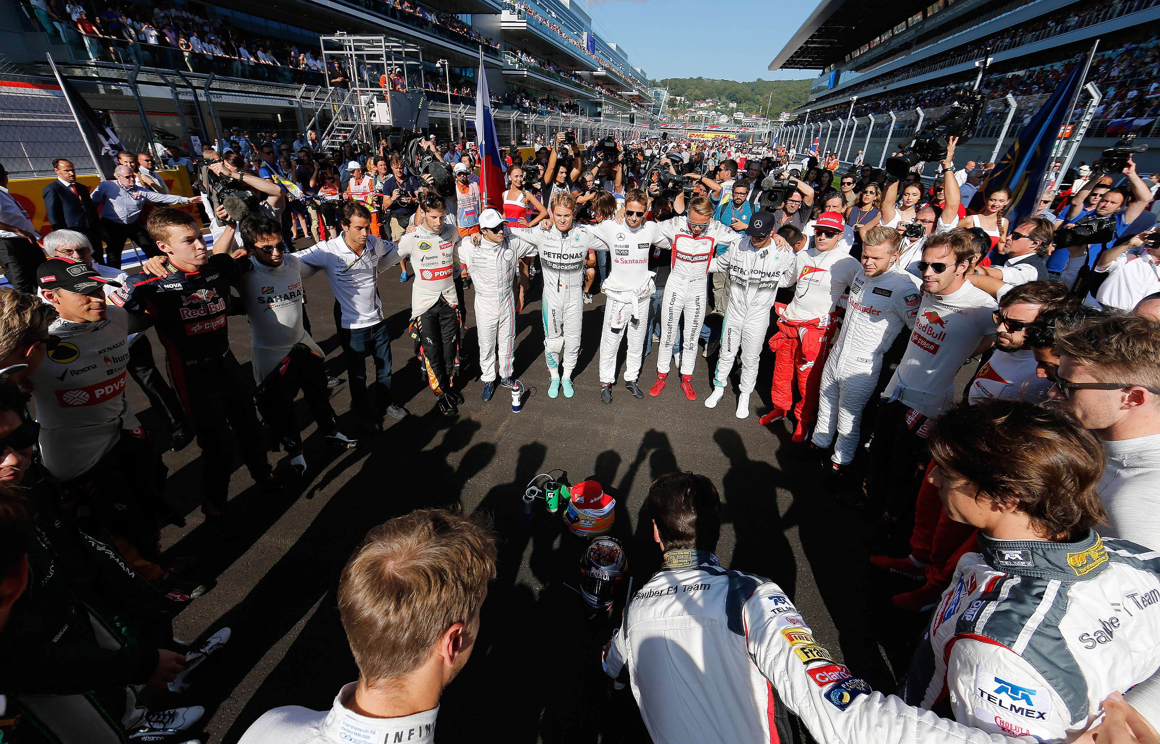 Angajaţii echipei Mercedes vor fi răsplătiţi cu cel puţin 10.000 de lire sterline pentru câştigarea titlului mondial la F1
