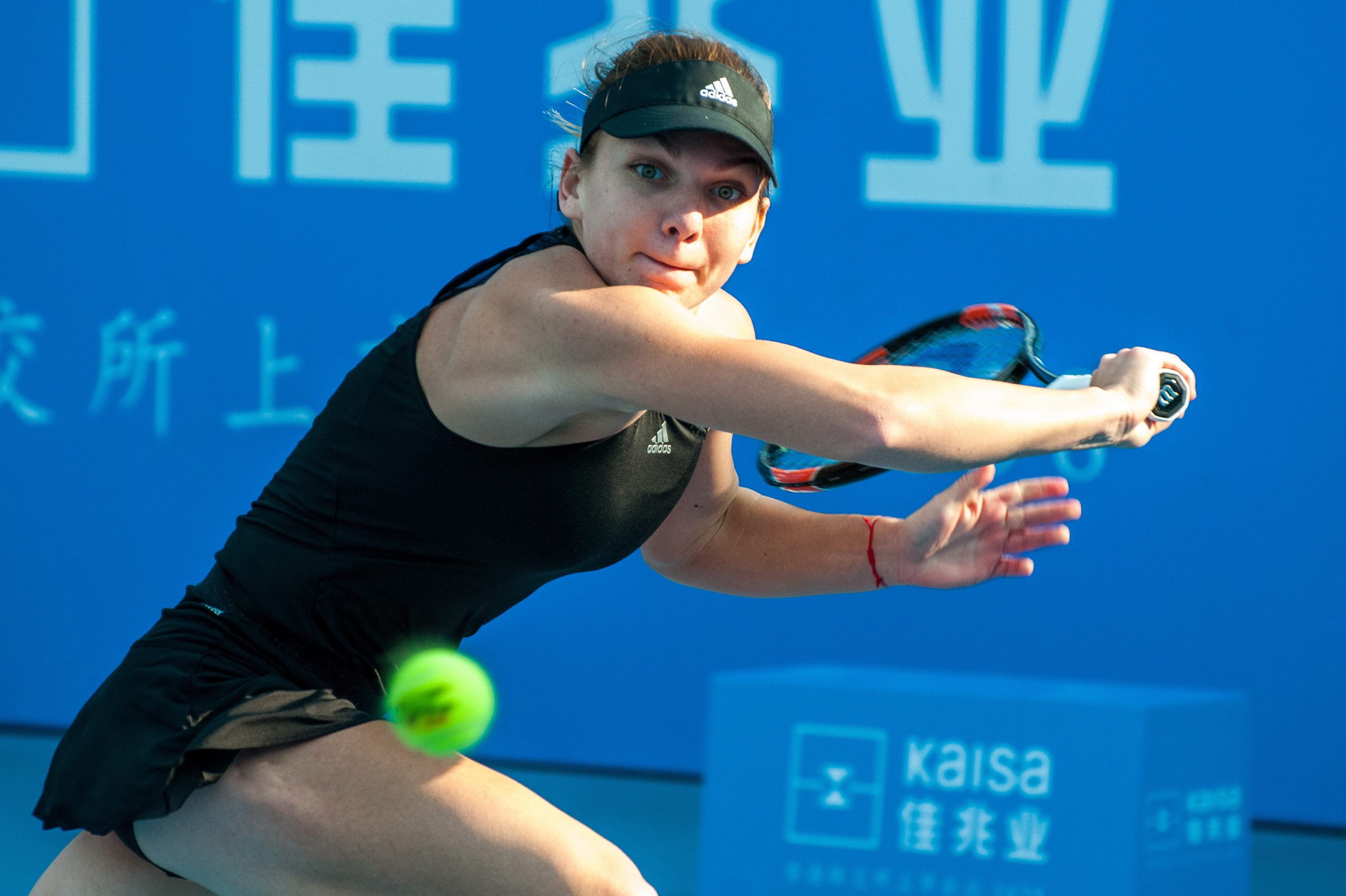 Simona Halep a câştigat turneul de la Shenzhen, după ce a învins-o pe Timea Bacsinszky