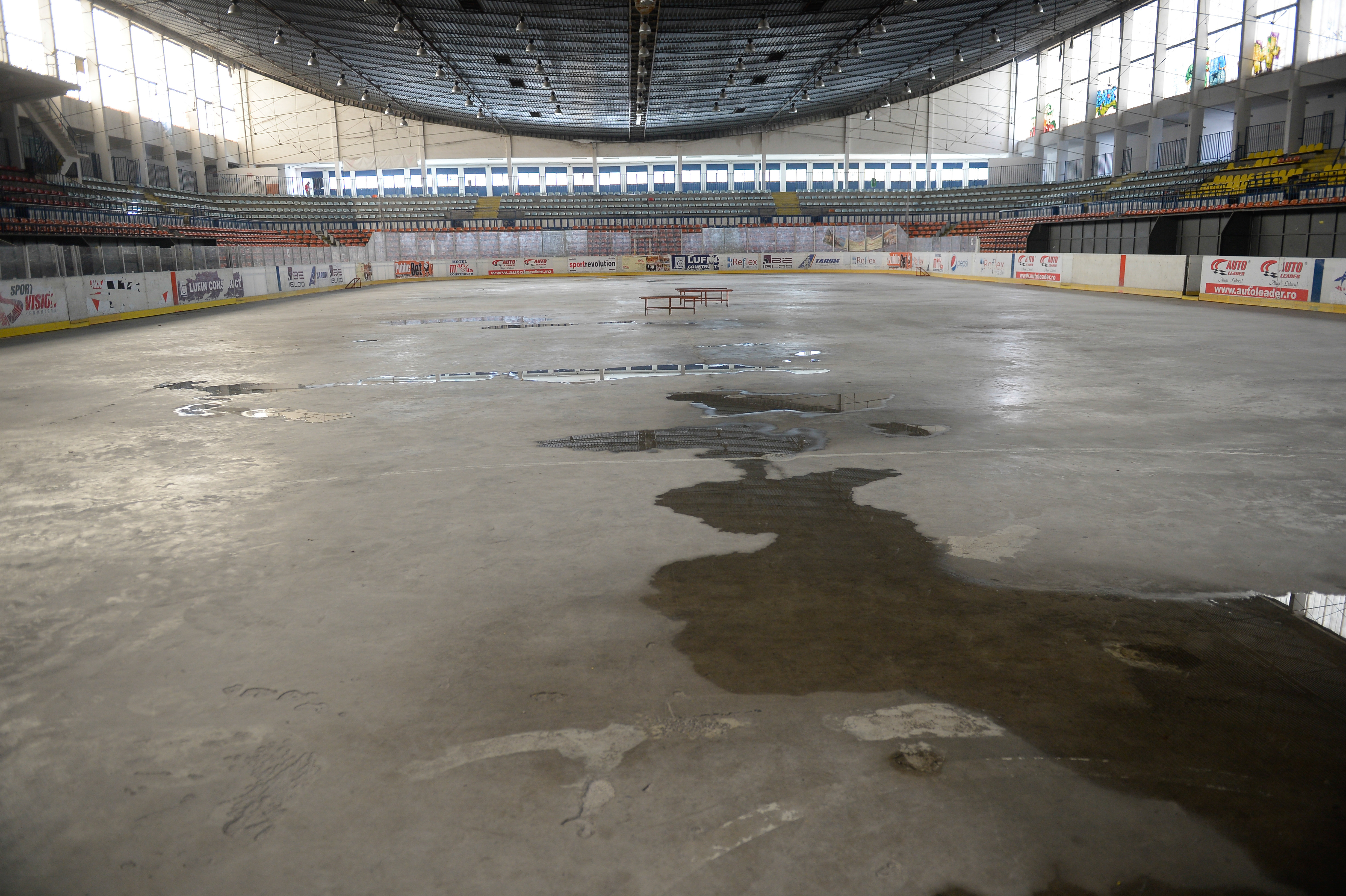A început demolarea patinoarului Mihai Flamaropol