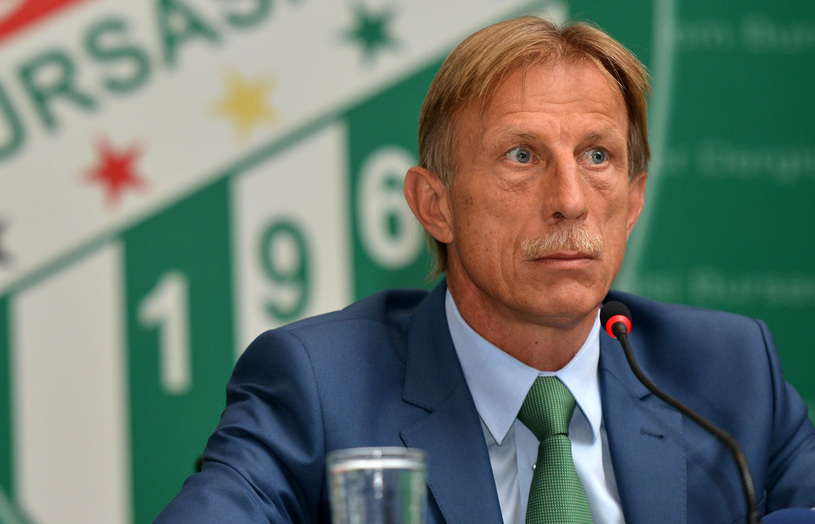 Selecţionerul Cristoph Daum negociază rezilierea contractului cu Federaţia Română de Fotbal