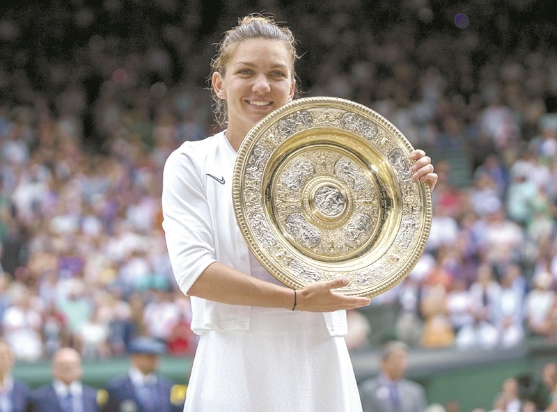 Simona Halep prezintă la Constanţa trofeul obţinut la Wimbledon. Mii de persoane prezente 