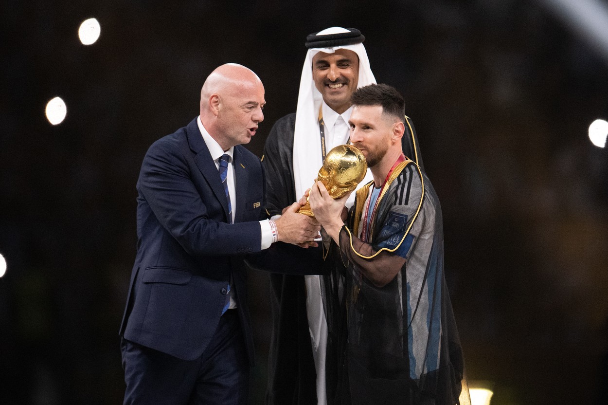 Un parlamentar qatarez oferă 1 milion de dolari pentru bisht-ul cu care Emirul Qatarului şi preşedintele FIFA, Gianni Infantino, l-au îmbrăcat pe Messi în momentul în care a primit Cupa Mondială