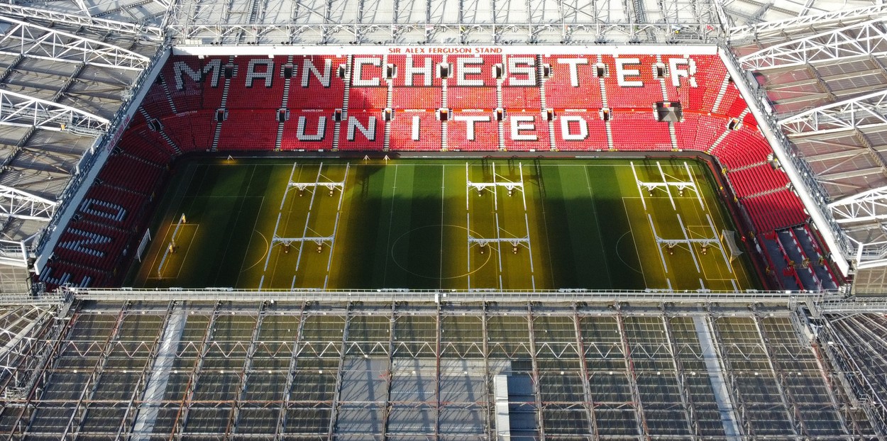 Fanii îi aduc un omagiu lui Bobby Charlton pe Old Trafford