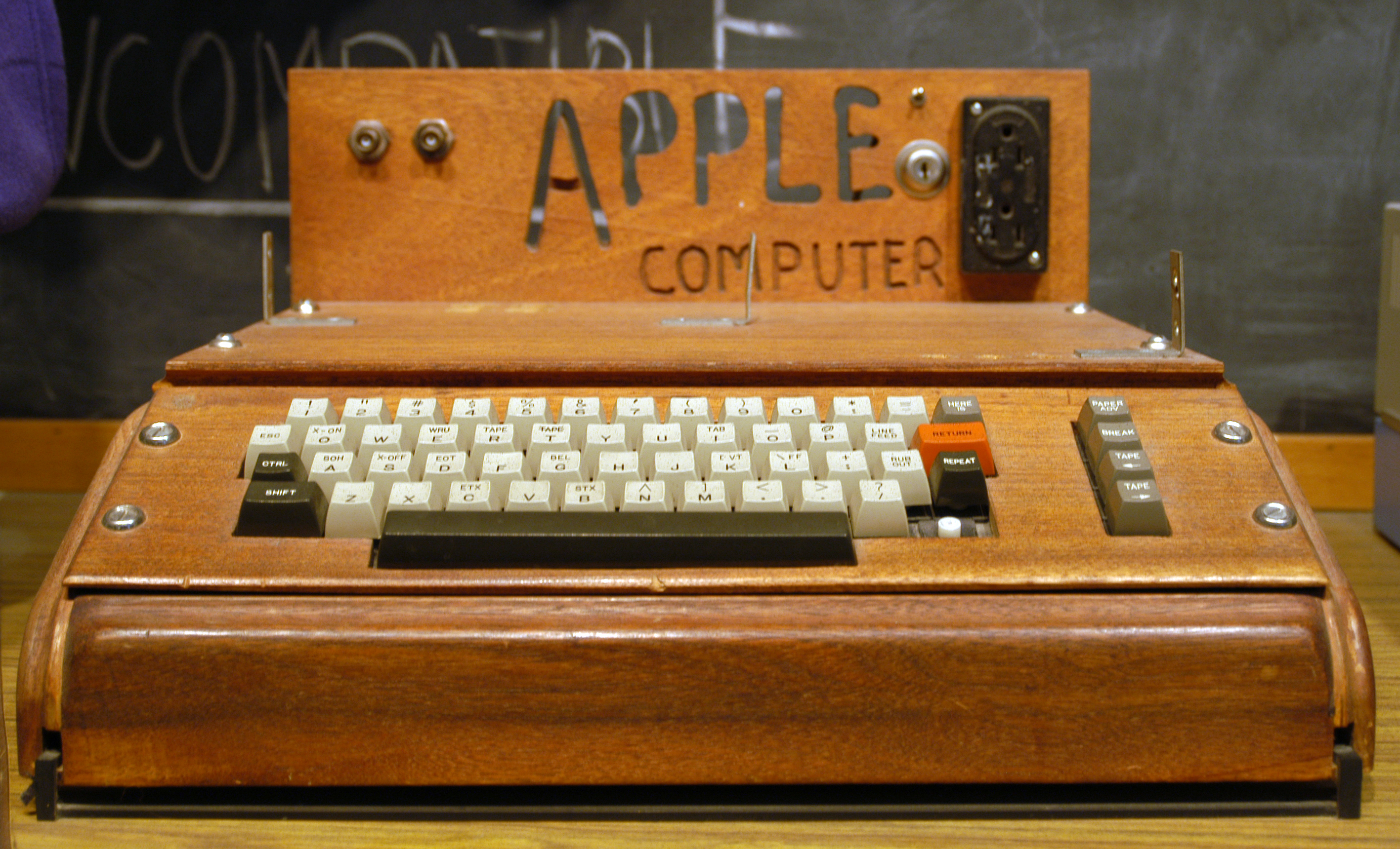 Unul dintre primele computere Apple a fost vândut la o licitaţie pentru 905.000 de dolari