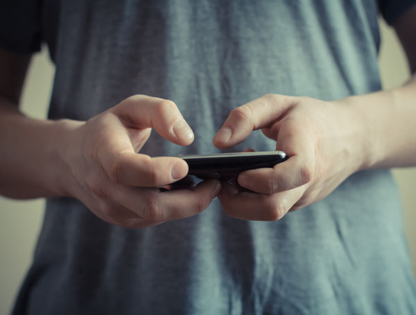 Lipsa telefonului mobil duce la creşterea tensiunii arteriale şi scăderea puterii de concentrare
