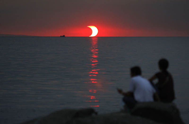 Eclipsa de Soare, vizibilă vineri din România, un spectacol deosebit, în opinia specialiştilor